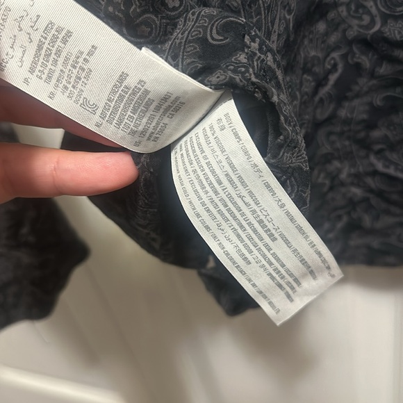 Abercrombie and Fitch, black viscose Paisley Long sleeve button up medium - Picture 4 of 4